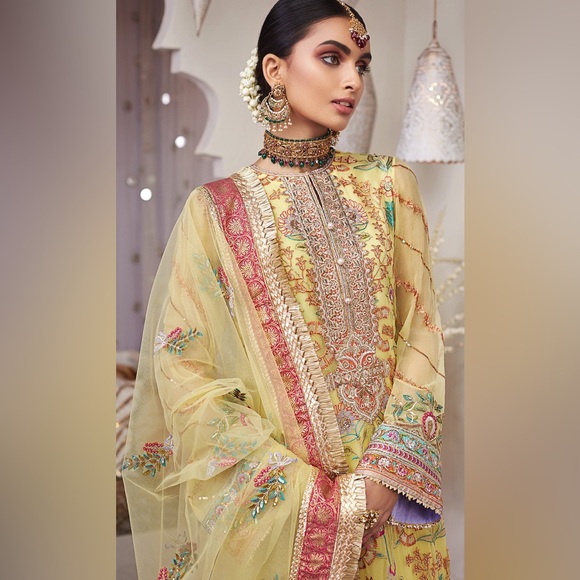 Colorful Embroidered Traditional Outfit - Picture 4 of 7